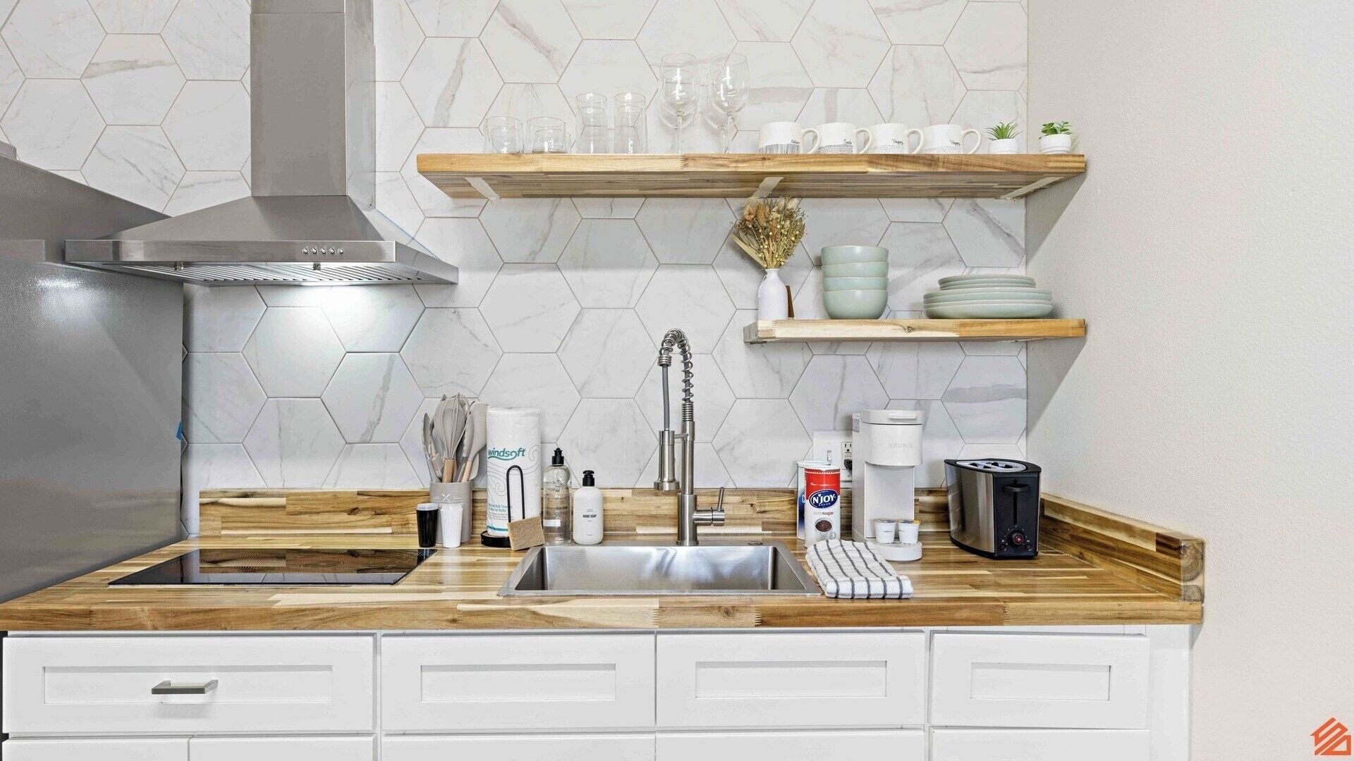 冷蔵庫、電子レンジ、コンロ、コーヒー / ティーメーカー