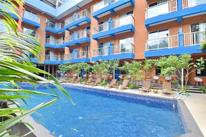 Una piscina al aire libre