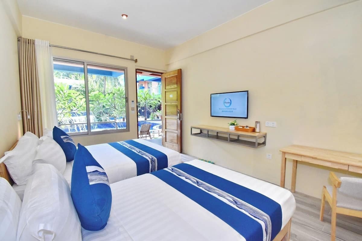 Kamar Grand, pemandangan kolam renang, di pinggir kolam renang | Seprai antialergi, brankas, kedap suara, dan setrika/meja setrika