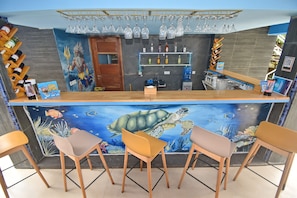 Bar junto a la piscina