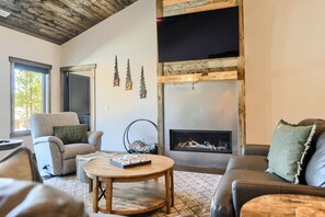 Smart TV, fireplace, table football - Walk to Clubhouse, 2600+ Sq. Ft. Open Floor Plan w/ Hot Tub and Big Driveway! (Lead)