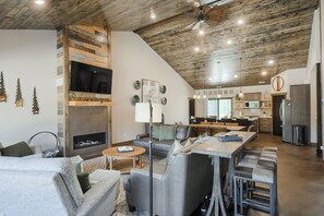 Smart TV, chimenea y futbolito 