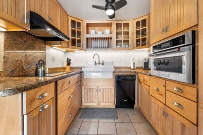 Kona Plaza#203 2nd Floor Ocean View In Heart of Kona Town AC & Elevators