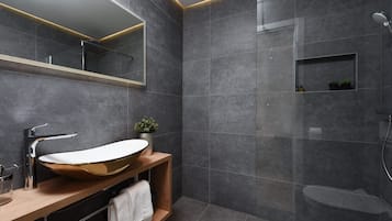 Een douche, handdoeken