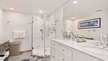 Appartement, 3 slaapkamers | Badkamer | Handdoeken, shampoo