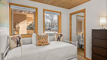 Appartement, 3 slaapkamers | 3 slaapkamers, een laptopwerkplek, een strijkplank/strijkijzer