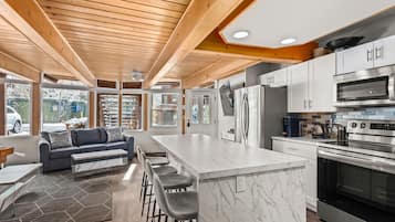Condo, 3 Bedrooms | Private kitchen | Fridge, oven, coffee/tea maker, toaster