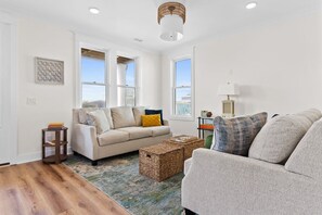 House, 4 Bedrooms | Living area