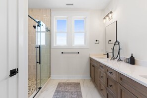 House, 4 Bedrooms | Bathroom - 1040 Break / 1040 Ocean Blvd West 4 Bedroom Home by RedAwning (Supply)