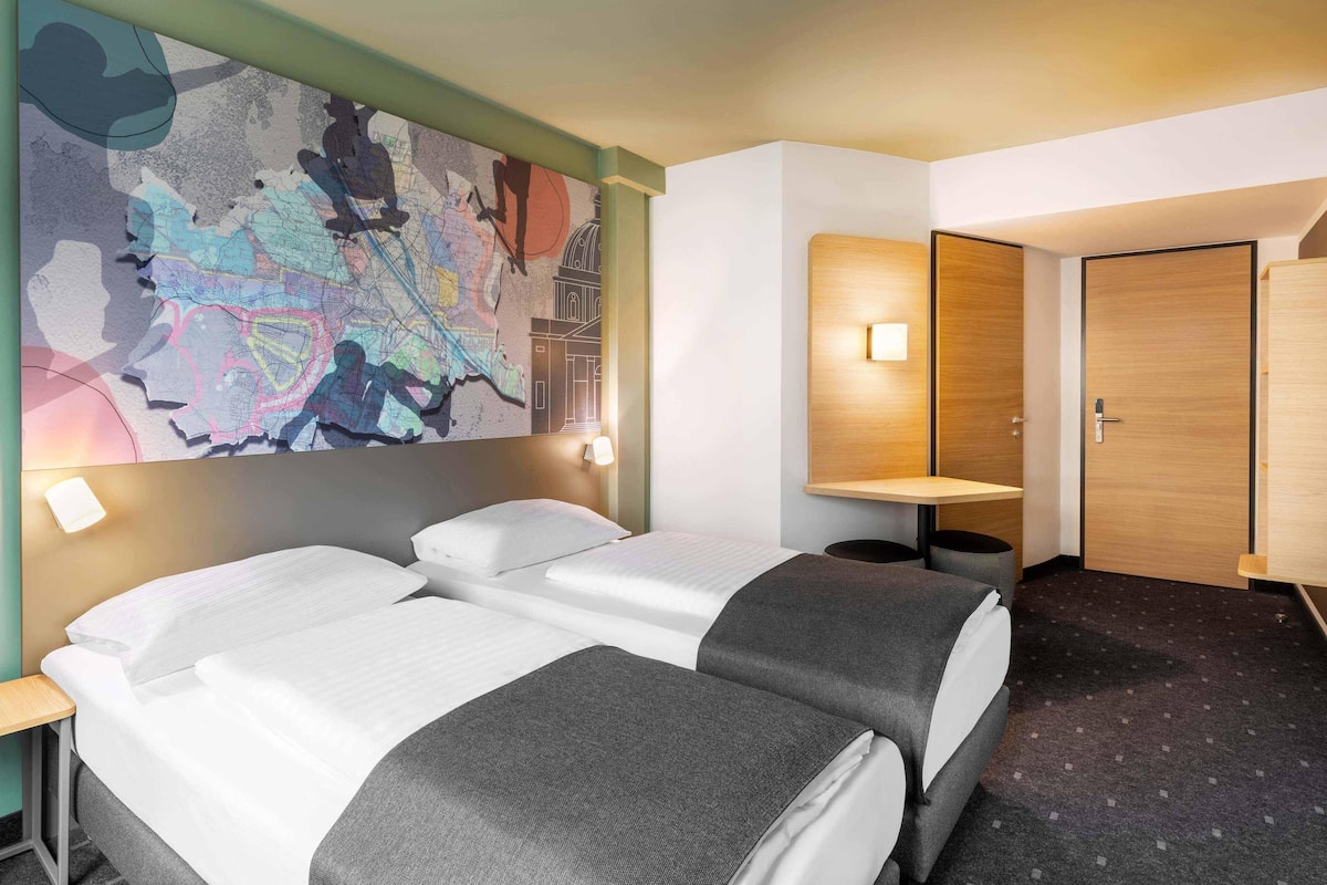 Twin Room | Desk, blackout curtains, soundproofing, free WiFi