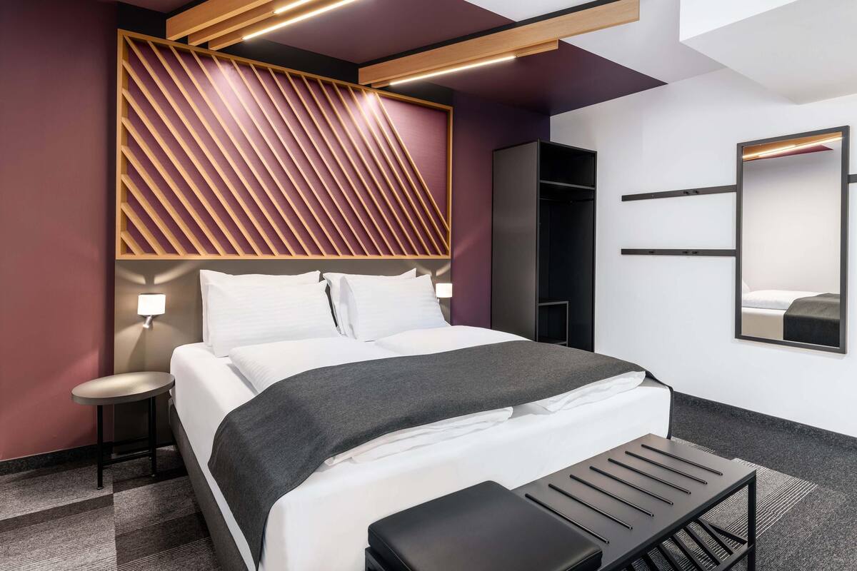 Habitació doble prèmium (French bed) | Escriptori, cortines opaques i habitacions insonoritzades