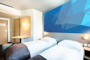 1 kamar tidur, meja kerja, tirai kedap cahaya, dan kedap suara