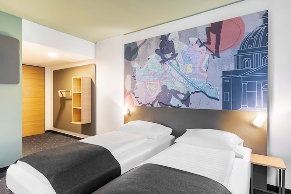 Escrivaninha, cortinas blackout, quartos à prova de som