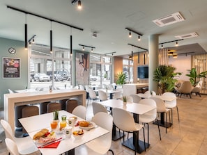 Petit déjeuner buffet (13.9 EUR par personne)