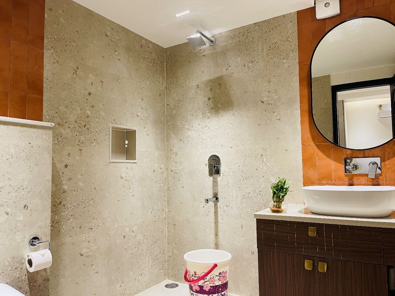 Shower, hair dryer, bidet, towels