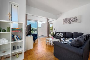 Smart TV, caminetto, tavolo da ping pong