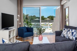 Smart TV, caminetto, tavolo da ping pong