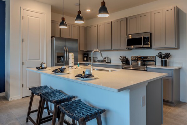 Refrigerador, microondas, horno y parrilla de estufa 