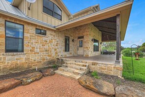 Exterior - West End Lodge Resort Style Pool (Fredericksburg)