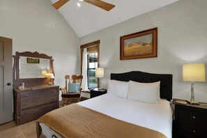 4 bedrooms, iron/ironing board, free WiFi, bed sheets - West End Lodge Resort Style Pool (Fredericksburg)