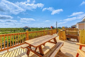 Outdoor dining - A Quietude is a lovely home, 3 bedrooms and 2 full bathrooms that sleeps 7. (Gilchrist)