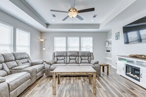 Smart TV - A Quietude is a lovely home, 3 bedrooms and 2 full bathrooms that sleeps 7. (Gilchrist)