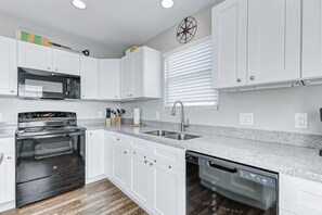 Køleskab, mikrobølgeovn, ovn, kogeplade