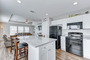 Køleskab, mikrobølgeovn, ovn, kogeplade