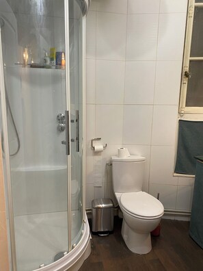 Articles de toilette (gratuits), séchoir à cheveux, serviettes fournies
