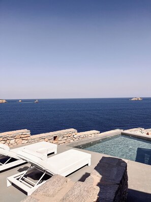 Outdoor pool - Cave Suite Paros, 65sq.m | Private pool & Panoramic sea view | "endless blue"
(Paros Cyclades Greece)