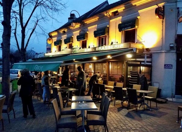 Outdoor dining - Petite Maison de Ville Dans le Vieux Conflans Proche des Bords de Seine (Conflans-Sainte-Honorine)