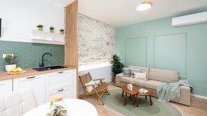 Eine moderne Wohnung mit Küche, Essbereich und Wohnzimmer.