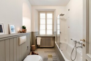 Leilighet | Bad | Kombinert dusj/badekar, hårføner, bidé og håndklær