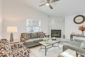 House (4 Bedrooms) | Interior - Roomy Largo Home w/ Screened Patio & Private Pool! (Largo)