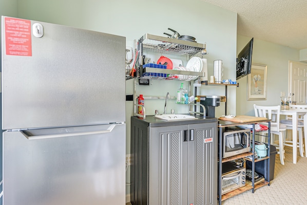 Apartment (0 Bedroom) | Interior - 1 Mi to Barefoot Landing: North Myrtle Beach Condo (North Myrtle Beach)