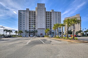 Apartment (0 Bedroom) | Interior - 1 Mi to Barefoot Landing: North Myrtle Beach Condo (North Myrtle Beach)