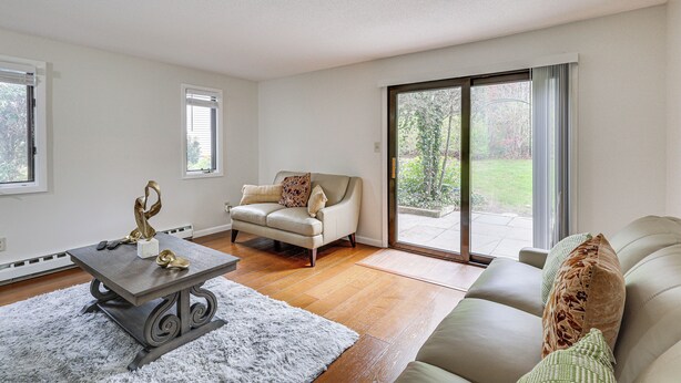 Living area - Quaint Bristol Townhome ~ 14 Mi to West Hartford! (Bristol)