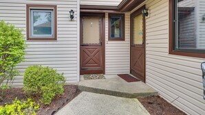 A house with a front door, two windows, a small porch, and a step leading to the door. - Quaint Bristol Townhome ~ 14 Mi to West Hartford! (Bristol)
