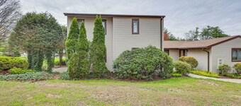 Quaint Bristol Townhome ~ 14 Mi to West Hartford!