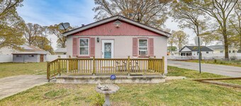 Ideally Located Villas Home: 2 Mi to Beaches!