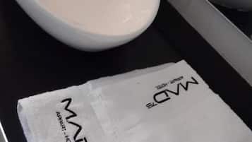 Un baño con un lavamanos blanco y una toalla sobre la encimera.