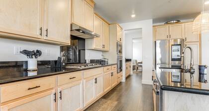 Spacious Roseville Home w/ Patio - Near Golf!