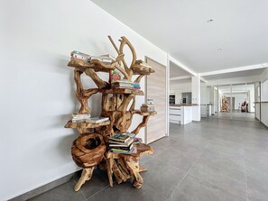 Villa de diseño, 4 habitaciones, cocina, junto a la piscina | Zona de estar | Una televisión de pantalla plana, juguetes