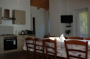 Fridge, microwave, oven, stovetop - COZY AND SPACIOUS ALPINE ATTIC ROOM WITH PETS ALLOWED (Alleghe)