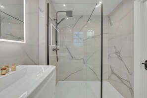 Dusche, Haartrockner, Handtücher, Shampoo