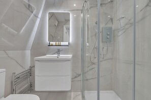 Douche, séchoir à cheveux, serviettes fournies, shampooing