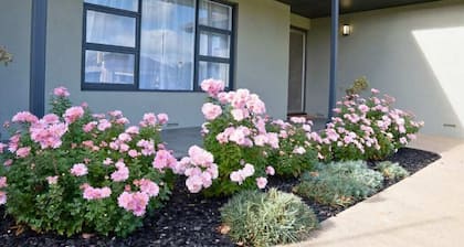 Grantley Retreat: Coastal Charm Pet Friendly