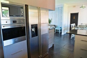 Frigorífic, microones, placa de cuina i rentaplats