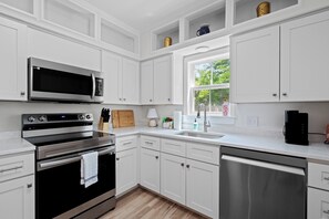 Réfrigérateur, four à micro-ondes, un four, surface de cuisson