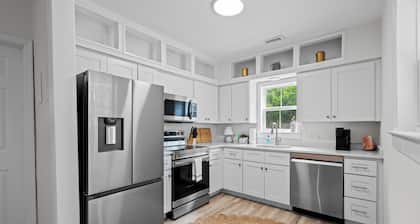 Cozy Downtown Boho Retreat - Sleeps 10!